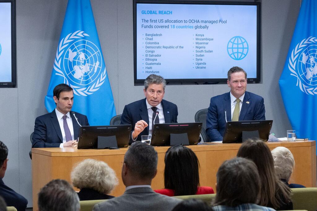 El jefe humanitario de la ONU, Tom Fletcher (centro), junto con el Embajador Mike Waltz (derecha) y subsecretario Jeremy P. Lewin de los Estados Unidos, sostuvieron una rueda de prensa conjunta para anunciar la nueva financiación.